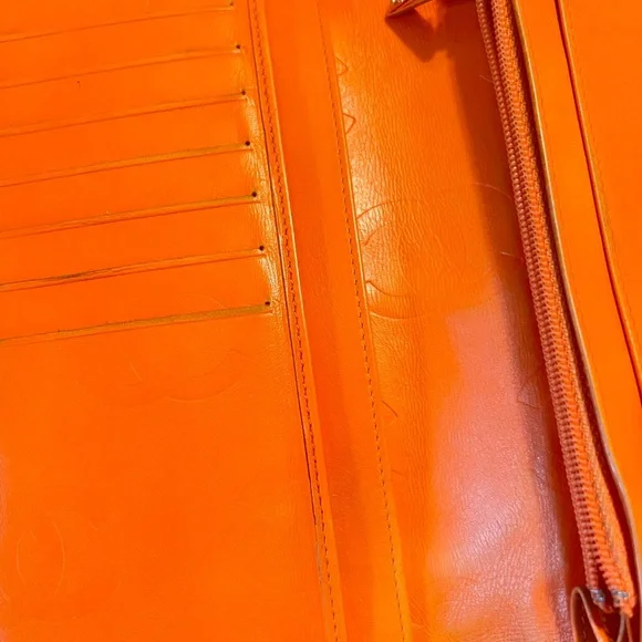 Authentic Chanel wallet/crossbody - Picture 5 of 11